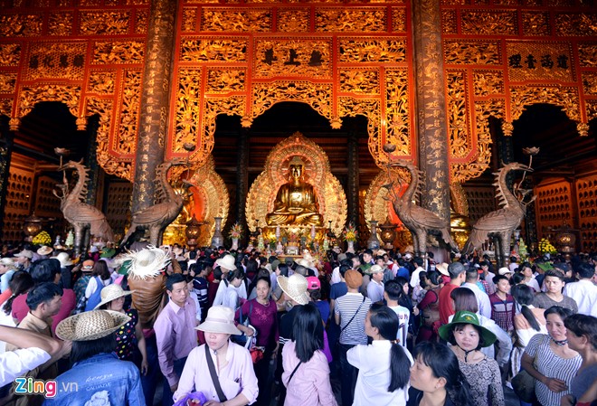Lễ hội chùa Bái Đính diễn ra từ ngày mùng 6 tháng Giêng đến hết tháng 3 Âm lịch. Lễ hội có các hoạt động mang tính chất văn hóa tâm linh như rước kiệu, viết thư pháp... Bên cạnh đó còn có những hoạt động liên quan đến tâm linh tín ngưỡng như tổ chức lễ cầu nguyện quốc thái dân an, thả chim phóng sinh, biểu diễn trống hội, hát chèo... Ảnh: Lê Hiếu.