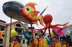 Lễ hội cầu Ngư là lễ hội của nhân dân làng Thái Dương hạ, thị trấn Thuận An, huyện Phú Vang, tỉnh Thừa Thiên - Huế. Lễ hội được tổ chức vào ngày 12 tháng Giêng, để tưởng nhớ vị thành hoàng của làng là Trương Quý Công có công dạy cho dân nghèo đánh cá và buôn bán ghe mành. Ảnh: Tổng cục Du lịch.