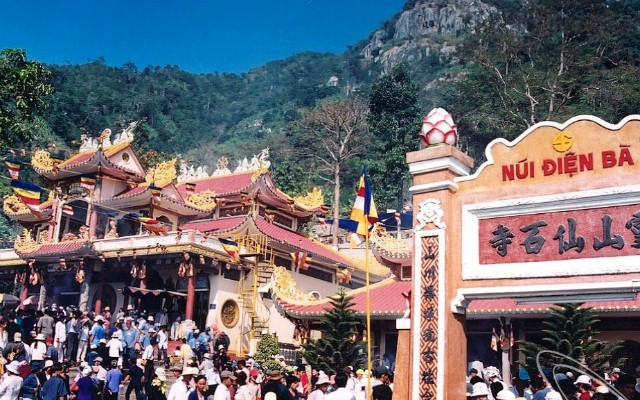 Lễ hội núi Bà Đen (Tây Ninh) khai mạc vào mùng 4 tháng Giêng. Đây là một trong những lễ hội mùa xuân lớn nhất phương Nam. Bên cạnh các hoạt động tín ngưỡng, khách còn có thể tham gia theo dõi các chương trình chiếu phim, biểu diễn nghệ thuật, thi đấu thể dục thể thao, các trò chơi dân gian mang đậm bản sắc văn hóa… Ảnh: Phunuonline