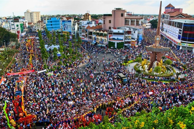 Lễ hội chùa Bà Thiên Hậu (Bình Dương) là một lễ hội dân gian mang những nét văn hoá độc đáo riêng của vùng Ðông Nam Bộ. Lễ hội chùa được tổ chức từ 13-15/1 Âm lịch. Hoạt động độc đáo của lễ hội là màn rước kiệu Bà đi khắp các đường phố cùng đội múa lân, sư tử, rồng, cờ ngợp trời. Ảnh: Dulichbinhduong.