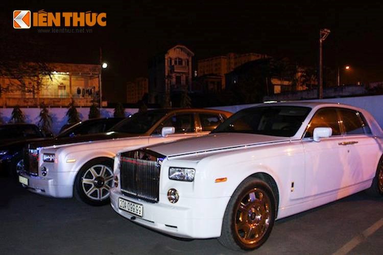 Cả 2 chiếc xe đều thuộc thế hệ Roll-Royce Phantom đầu tiên Series 1, sở hữu đèn pha hình tròn đặc trưng cùng các chi tiết được độ lên quý phái.