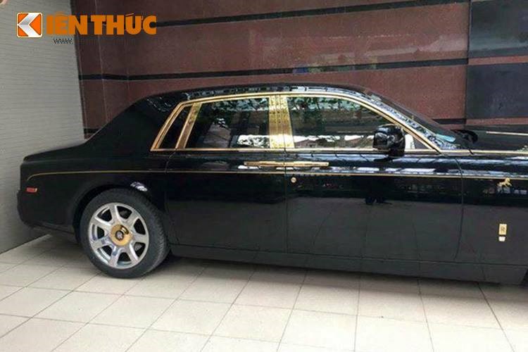 Điểm đặc biệt của mẫu xe này đó là đường kẻ coachline màu vàng chạy dọc theo thân xe, bị ngắt quãng bởi hình ảnh một chú ngựa phi nước đại trên về trước.