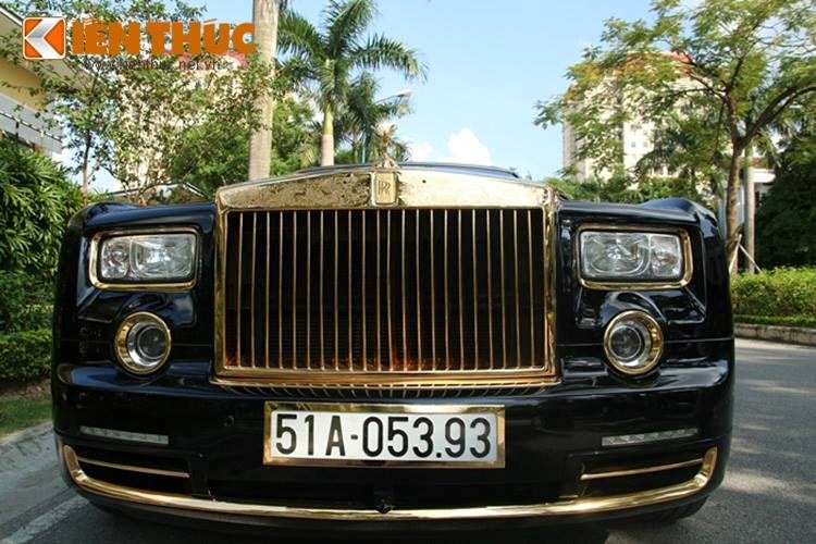 Cũng giống như chiếc Phantom biển 991.99 của đại gia Quảng Ninh, chiếc xe này cũng có tất cả các chi tiết mạ trang trí bên ngoài màu vàng.