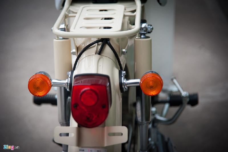 Honda Little Cub Fi 2017 giá ngang SH150i tại Hà Nội hình ảnh 7 Đèn xi-nhan và đèn pha đều được thiết kế kiểu dáng tròn cổ điển. Bình xăng dung tích 3,4 lít.