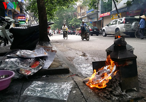 Đốt vàng mã, nên hay không?