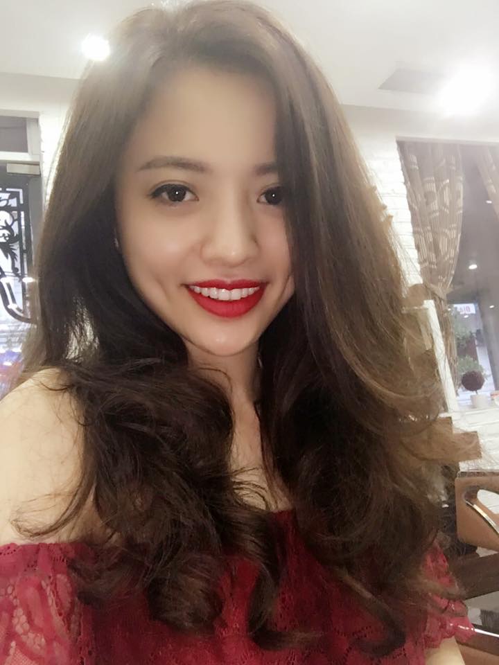 Nhan sắc xinh đẹp của Lan Anh ở đời thường khiến người đối diện say lòng
