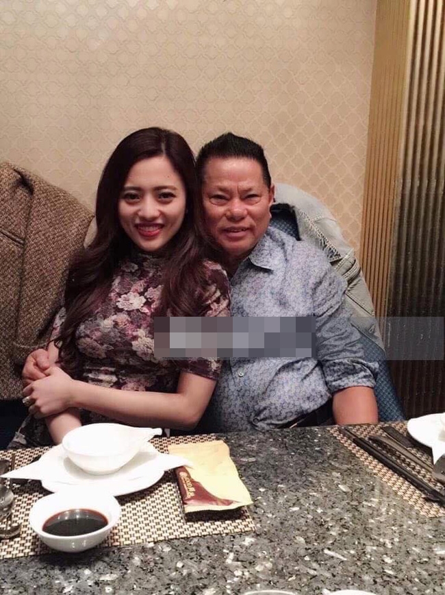 Chuyện tình yêu 27-72 của Ngọc Trinh và người tình tỷ phú Hoàng Kiều vẫn chưa hết hot với dư luận. Ngoài khoảnh khắc tình yêu ngọt ngào của Trinh Kiều thì những người cũ của cả hai cũng là mối quan tâm lớn với công chúng. Mới đây, những hình ảnh tình cảm của Hoàng Kiều với cô gái trẻ được cho là tình cũ trước khi đến với Ngọc Trinh được hé lộ đang gây xôn xao cộng đồng mạng. Qua khoảnh khắc tình cảm tay trong tay, thậm trí ngồi lòng nhau đủ cho thấy mối quan hệ thân mật của hai người.