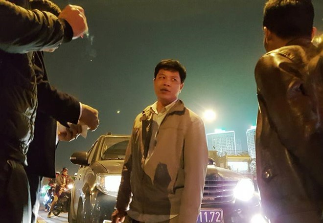 Đuổi việc lái xe biển xanh tát vào mặt cảnh sát giao thông