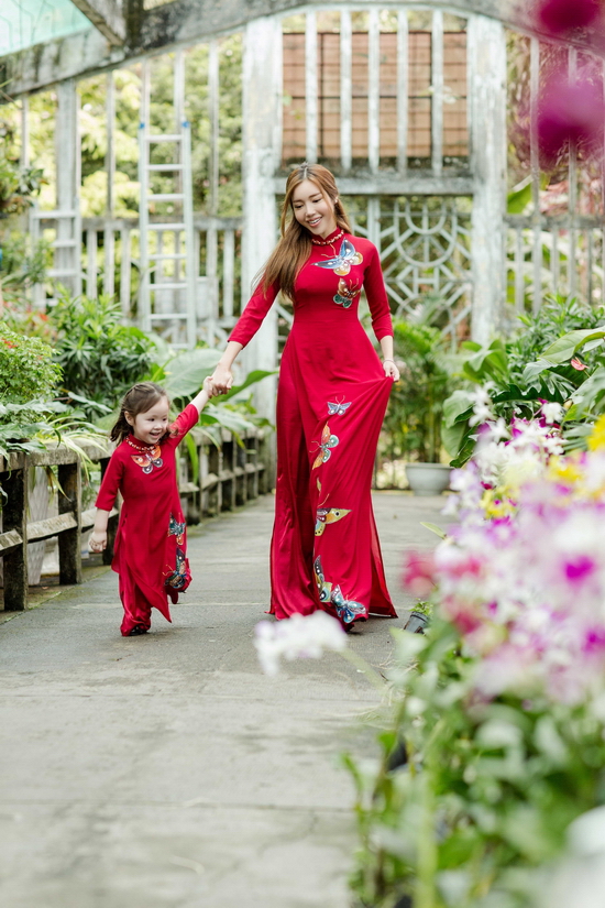 Elly Trần cho biết cô vẫn cố gắng nuôi dưỡng những giá trị đẹp về ngày Tết quê hương và tình cảm gia đình cho hai con nhỏ. Elly Trần chuẩn bị đầy đủ mứt Tết, bánh chưng, trái cây và trưng hoa xuân tại nhà để con gái cảm nhận được phong vị ngày Tết. Elly Trần chia sẻ rằng cô luôn muốn tạo cho gia đình nhỏ không khí Tết cổ truyền vào mỗi đầu năm mới, chứ không vì những tiện nghi hiện đại mà đánh mất đi truyền thống nghìn năm của ông bà.