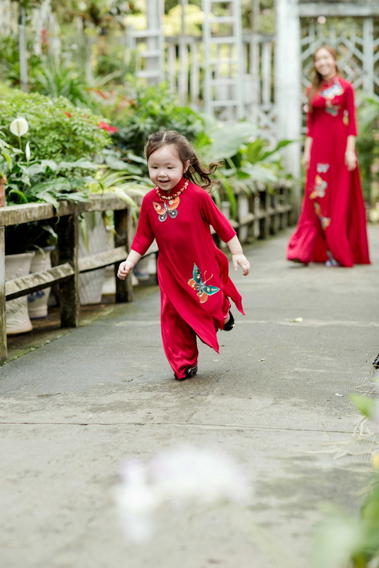 Trong năm vừa qua, Elly Trần chọn lọc tham gia một số hoạt động nghệ thuật để có thời gian chăm sóc cho con gái Cadie Mộc Trà vào tuổi đến trường cũng như nhóc tì Alfie Túc mạch ngày càng khôn lớn. Tuy nhiên, Elly Trần cũng sở hữu những cú “đá chéo sân” đầy ngoạn mục. Cô tham dự các chương trình thiện nguyện, trình diễn tại các chương trình thời trang. Đặc biệt, vào đầu năm 2017, Ellly Trần kết hợp cùng NTK Phạm Đăng Anh Thư cho ra mắt thương hiệu thời trang cao cấp dành cho mẹ và bé - Elly’s Babies. Trong năm mới, cô sẽ tiếp tục tập trung phát triển thương hiệu này để càng nhiều phụ nữ Việt Nam có cơ hội mang đến vẻ ngoài xinh đẹp nhất cho con cái và cả chính họ.