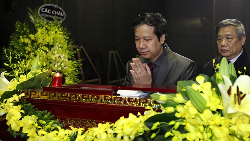 Giám đốc Đại học Quốc Gia Nguyễn Kim Sơn cùng người tiền nhiệm, ông Trần Thanh Giang đến tham dự lễ tang GS Đinh Xuân Lâm.