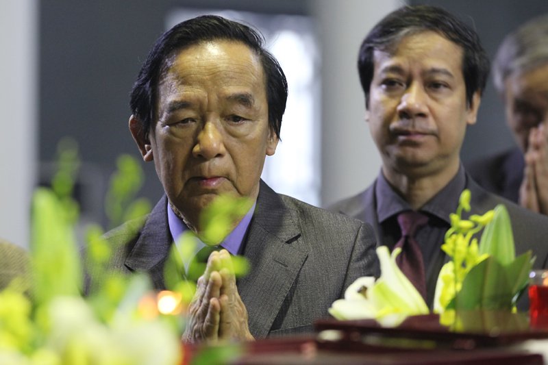 GS Nguyễn Lân Dũng bên tham dự lễ tang.