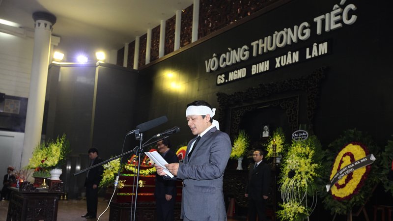 Con trai GS Đinh Xuân Lâm thay mặt gia đình đọc lời cảm tạ.