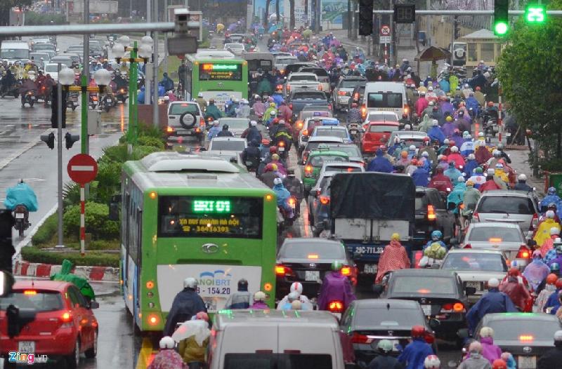 Hà Nội lại 'kẹt cứng' vì... mưa