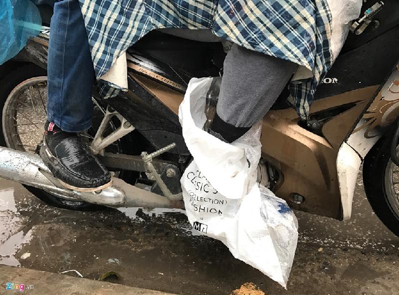 Boc nilon vao chan di xe may vi mua, un tac hinh anh 6