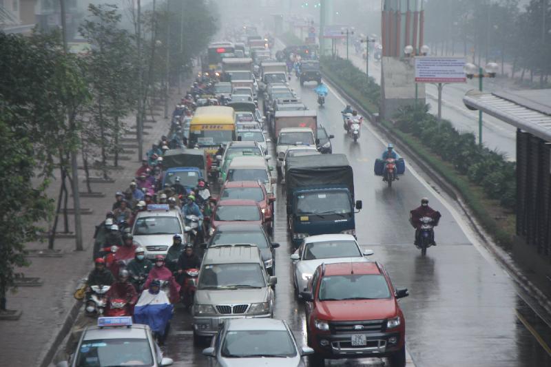 Nhiều xe máy, ô tô đi vào làn buýt nhanh để di chuyển