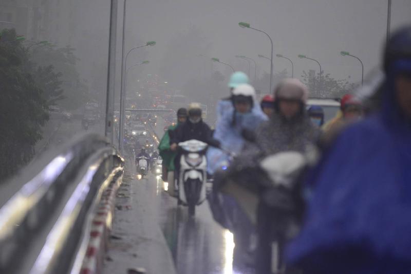 Hà Nội mù sương, tắc nghẽn khắp nơi
