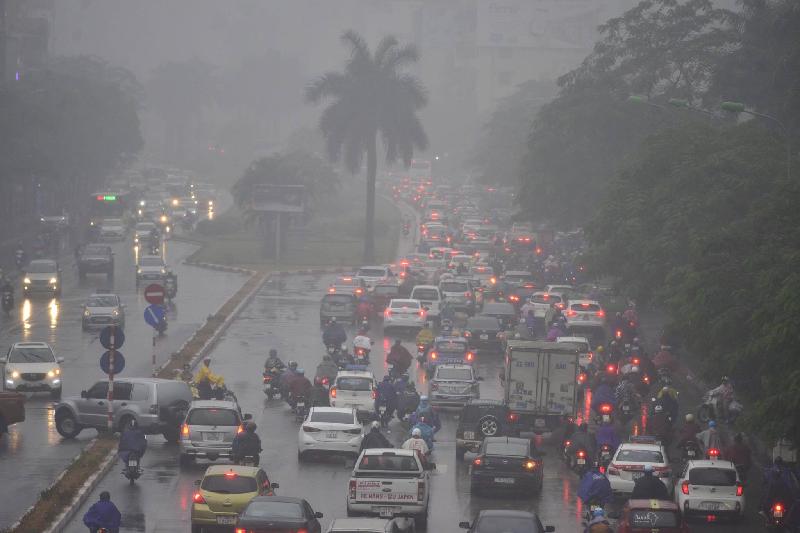 Hà Nội mù sương, tắc nghẽn khắp nơi