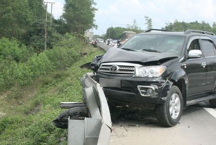 Hai mẹ con tử nạn khi xe máy tông trực diện ô tô Fortuner
