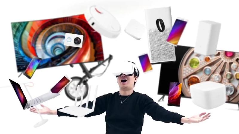 Đây là CES đầu tiên mà nhà sản xuất Trung Quốc – Xiaomi góp mặt. Hãng này tuyên bố sẽ mang tới một sản phẩm mới đáp ứng mọi đối tượng người dùng trên toàn cầu. Trong video quảng cáo mới, ngoài smartphone, Xiaomi còn mang tới loạt thiết bị công nghệ cao khác gồm kính thực tế ảo, camera, laptop…