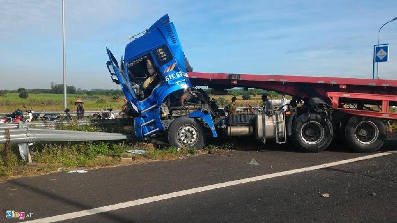 Lúc này, một xe khách khác, cũng mang biển số Bình Định đang chở 30 người chạy phía sau, không xử lý tình huống kịp nên đâm vào đuôi xe container và xe khách đang gặp nạn.