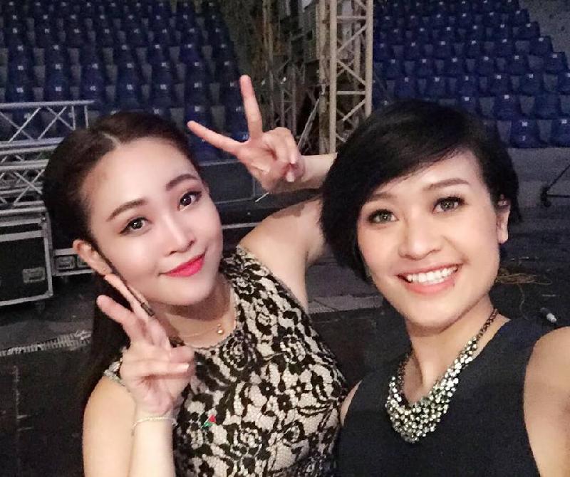 Hình ảnh không lên sóng của MC có nụ cười đẹp nhất VTV MC Thùy Linh nhí nhảnh chụp hình bên người em, đồng nghiệp - MC Phí Linh