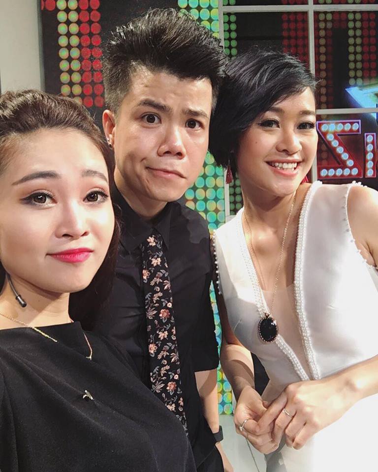 Hình ảnh không lên sóng của MC có nụ cười đẹp nhất VTV Với ca sỹ Đinh Mạnh Ninh trong buổi ghi hình chương trình