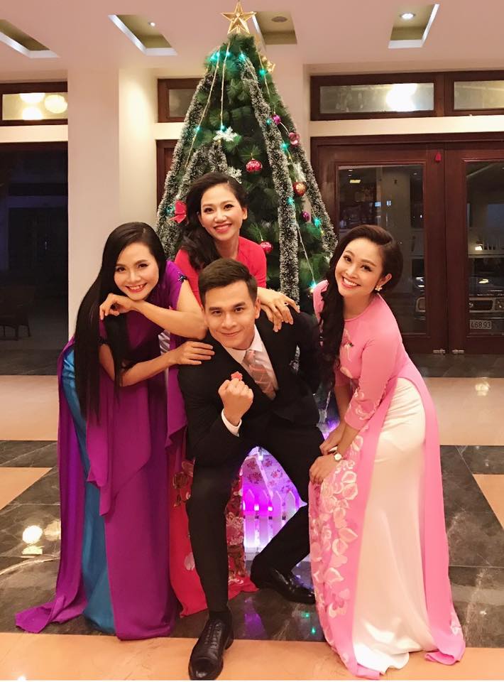 Hình ảnh không lên sóng của MC có nụ cười đẹp nhất VTV MC Thùy Linh chụp hình bên cạnh MC Danh Tùng, MC Mỹ Vân và Lương Nguyệt Anh