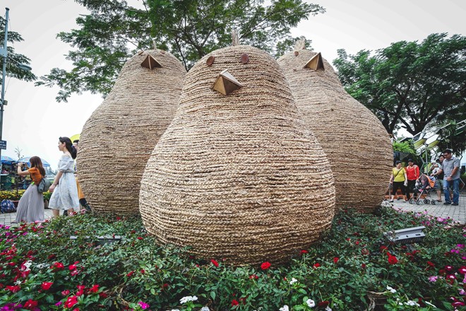 Khu vực Đường xuân điểm nhấn là con đường Mộc xuân Thảo dược với rất nhiều hình ảnh chú gà cách điệu, được làm từ các vật liệu đậm chất dân dã như tre, mây, nứa.