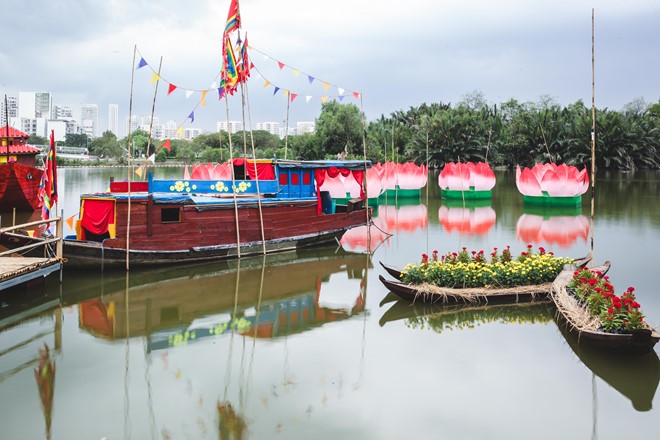 Khu vực Bến xuân tái hiện hình ảnh chợ nổi ở miền Tây Nam Bộ với các thuyền hoa rực rỡ sắc màu.