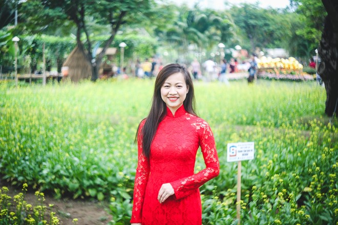 Hội hoa xuân ở phố nhà giàu Sài Gòn hình ảnh 6 Chị Duyên (34 tuổi) cho biết chị rất thích màu vàng nhẹ nhàng của hoa cải.