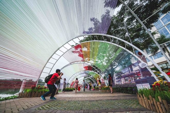 Hội hoa xuân ở phố nhà giàu Sài Gòn hình ảnh 7 Tại khu vực Đường xuân có con đường được cách điệu bằng những mái vòm bằng len đầy màu sắc.