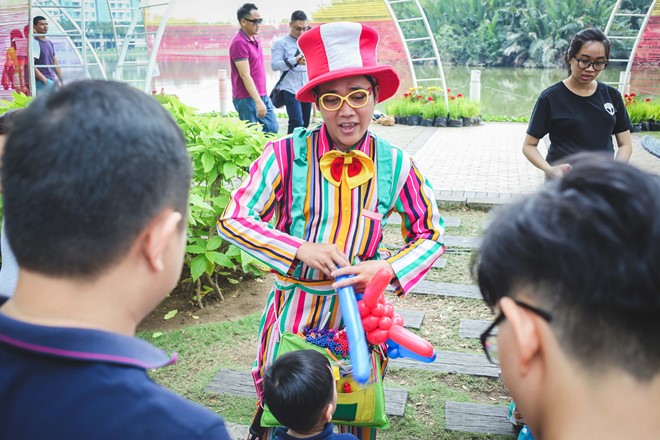 Hội hoa xuân ở phố nhà giàu Sài Gòn hình ảnh 8 Anh Trung đóng vai chú hề để tạo hình các con vật từ bong bóng…
