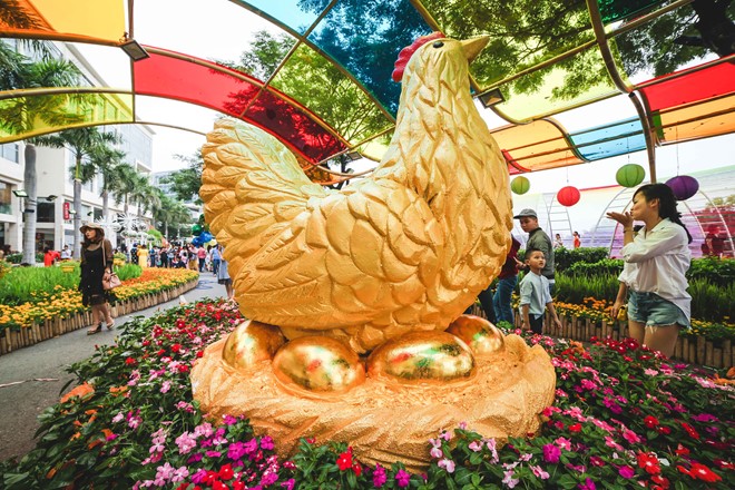 Hội hoa xuân ở phố nhà giàu Sài Gòn hình ảnh 10 Đường Mộc xuân Thảo dược, hình ảnh chú gà, con giáp của năm mới xuất hiện tràn ngập.