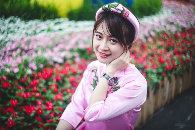 Hội hoa xuân ở phố nhà giàu Sài Gòn hình ảnh 12 Cô giáo Tạ Ngọc (28 tuổi) diện áo dài ra đường hoa chụp ảnh vào dịp cuối tuần. Nữ giáo viên rất thích thời tiết đẹp của những ngày này và hy vọng rằng gia đình cô sẽ có nhiều niềm vui hơn khi bước sang năm mới.