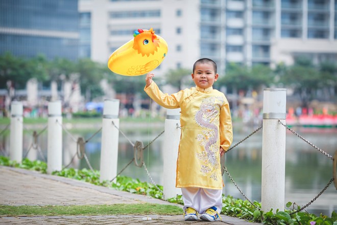 Hội hoa xuân ở phố nhà giàu Sài Gòn hình ảnh 15 Nhiều trẻ em diện trang phục đẹp dạo chơi sớm. Em Khôi (4 tuổi) bị vuột tay, làm quả bóng chú gà bay mất sau khoảnh khắc này. Bé hồn nhiên hỏi ba: “Ba ơi, con gà biết bay hả ba?”