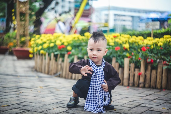 Hội hoa xuân ở phố nhà giàu Sài Gòn hình ảnh 16 Sau khi theo ba mẹ chụp ảnh hơn 2 giờ đồng hồ, bé Nhật Minh (2 tuổi) mệt ngồi xuống và gọi ba mẹ