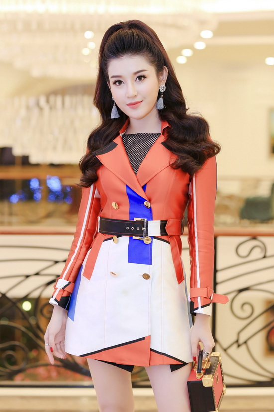 Cô diện thiết kế váy layer tông cam xanh thời thượng, kết hợp cùng áo vải lưới bên trong.