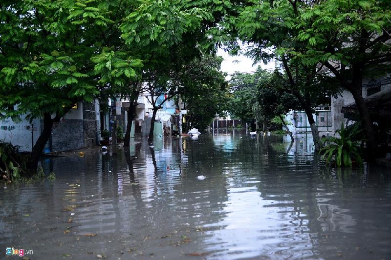Một con hẻm trên đường này mênh mông nước, không có người dân qua lại. Theo người dân khu vực này cơn mưa lớn kéo dài khoảng 30 phút, đường khá trũng nên ngập nặng.