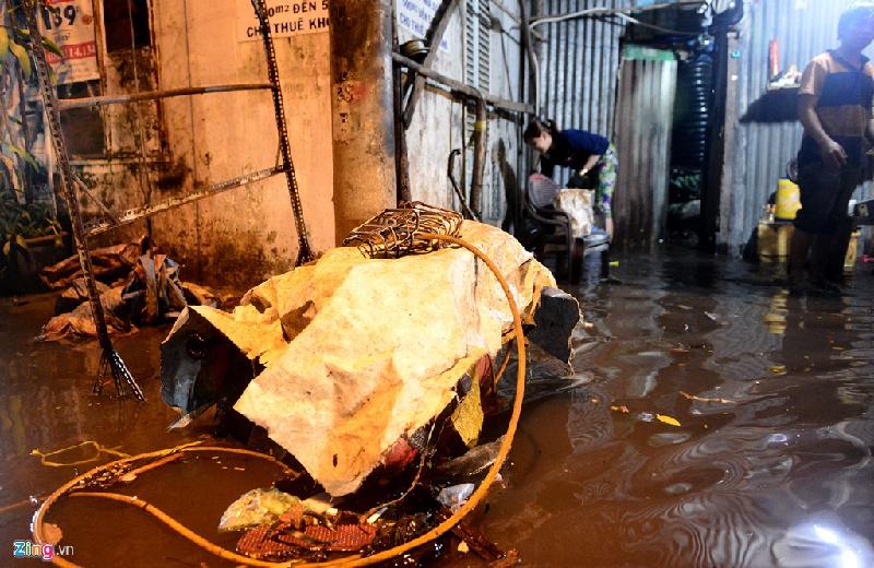 Người dân nhanh chóng di chuyển đồ đạc.