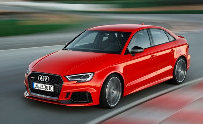 Audi RS3 Sedan: Audi RS3 sedan được nhiều người dùng chờ đợi nhờ sở hữu động cơ 5 xi-lanh, tăng áp, công suất 400 mã lực và mô-men xoắn 479 Nm. Sức mạnh động cơ được truyền đến 4 bánh thông qua hộp số ly hợp kép 7 cấp. Khả năng tăng tốc 0-100 km/h trong 4,1 giây. So với bản cũ, Audi RS3 sedan dự kiến bán ở Mỹ vào mùa hè năm 2017.