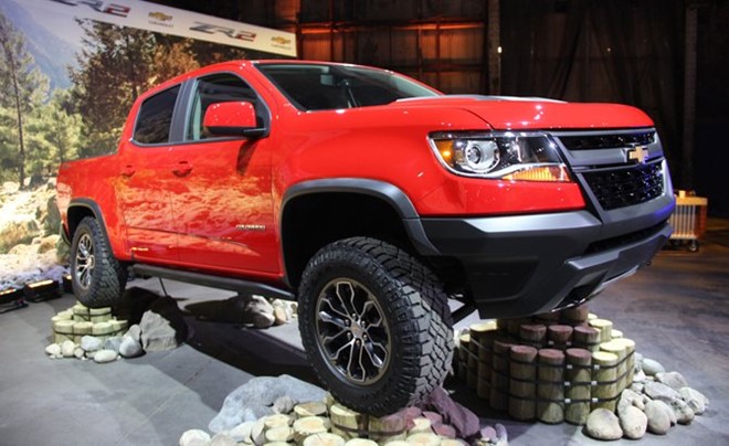  Chevrolet Colorado ZR2: Nếu là một người thích xe bán tải, Chevrolet Colorado ZR2 chắc chắn nằm trong tầm ngắm của bạn. Mẫu pick-up của Chevrolet hỗ trợ công nghệ treo mới có khả năng off-road mạnh mẽ ở những điều kiện đường khó như đất đá lớn hay sa mạc cát.
