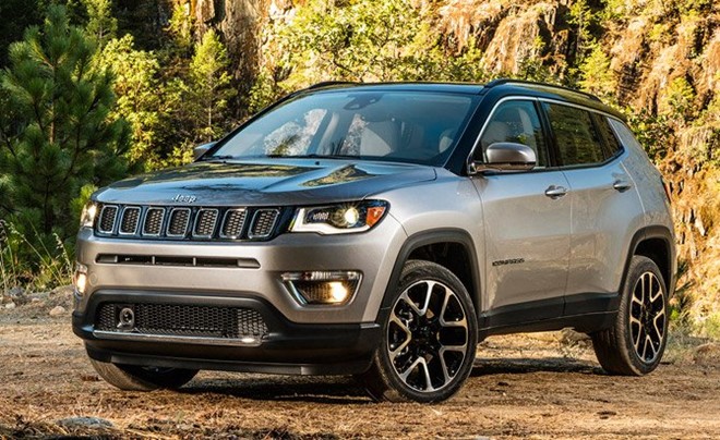 Jeep Compass: Mẫu xe Compass mới thay thế cho bản Compass hiện tại, được chờ đợi bán ra vào quý I/2017. Theo nhà sản xuất, đây sẽ là model có khả năng off-road tốt nhất ở phân khúc, khả năng tiết kiệm nhiên liệu và cảm giác lái on-road năng động.