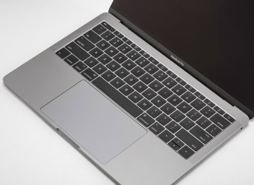 MacBook Pro cỡ 13,3 inch xứng đáng là sự lựa chọn đầu bảng trong danh sách này. Sản phẩm không chỉ có thiết kế “siêu mỏng”, trọng lượng nhẹ mà còn được trang bị phần cứng mạnh mẽ: bộ nhớ RAM 8GB; bộ nhớ flash 256GB; bộ xử lý Core i5 lõi kép tốc độ 2GHz ấn tượng. Không chỉ vậy, chiếc máy tính này còn có tuổi thọ pin lên đến 10 giờ đồng hồ, được cài đặt sẵn hệ điều hành Mac OS, giúp ngăn ngừa vi rút và lỗi phần mềm. Tuy nhiên, giá bán của MacBook Pro MLL42LL/A 13 inch cao nhất trong danh sách này – 1499 USD (tương đương 34 triệu đồng).