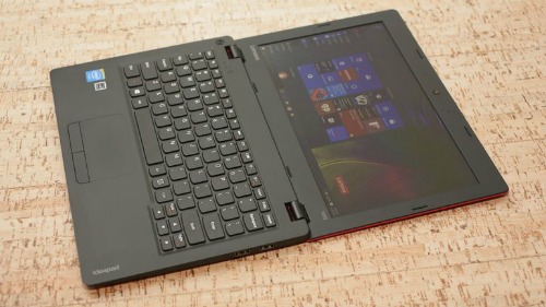 Lenovo IdeaPad 100s.  Một trong những ưu thế của Idea Pad 100s là trọng lượng nhẹ, giá cả hợp lý (200 USD – 4,5 triệu đồng) và phong cách thiết kế đẹp. Với cân nặng chỉ 2,2 pound (khoảng 0,99kg), mẫu laptop này là “người đồng hành” lý tưởng cho người dùng thường phải đi xa hoặc du lịch.
