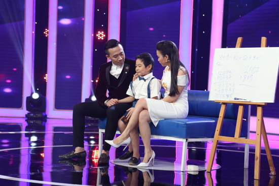 Ngô Kiến Huy tiếp tục thách thức Tùng Quân bằng dãy số chục ngàn, cậu bé nhanh chóng lấy bàn tính ra và thực hiện phép tính siêu nhanh. Trấn Thành đứng hình và thán phục “thần đồng Toán học”. Anh không dùng từ thuyết phục mà dùng từ “chiêu mộ nhân tài” để xứng đáng với tài năng của em.  Ngoài khả năng tính toán thần tốc, Tùng Quân còn có khả năng nói tiếng Anh. John Huy Trần đã thử tài năng này của em bằng một câu hỏi giao lưu và hứa hẹn nếu em chọn về đội anh thì anh sẽ dạy cho em tiếng Anh giỏi hơn. 