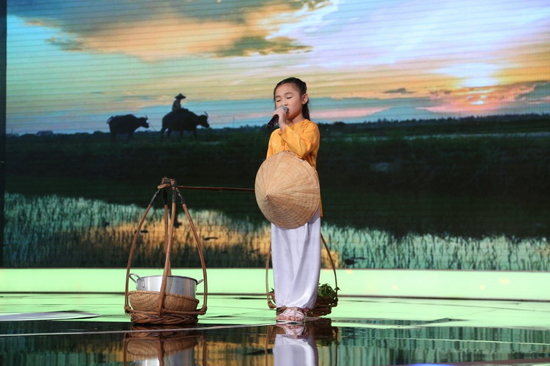 Thí sinh Nghi Đình: Cô bé 7 tuổi hát dân ca “ngọt như mía lùi”  Xuất hiện trong clip hát nhạc dân ca ngọt ngào, cô bé Nghi Đình vẫn khiến cho các nghệ sĩ đắn đo phán đoán. Thu Trang cho rằng khẩu hình và giọng hát của cô bé ở clip không khớp nhau thế nhưng chị vẫn chọn lựa cô bé có khả năng hát. Ngược lại, John Huy lại cho rằng thí sinh này thiên về diễn xuất nhiều hơn. Còn với đội Trấn Thành, anh chọn tài năng đàn tranh cho dự đoán của mình.