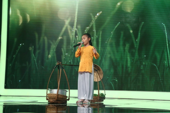 Và kết quả, Nghi Đình là một “hiện tượng nhạc dân ca” vì mới 7 tuổi nhưng em đã sở hữu chất giọng thiên phú. Giọng ca ngọt ngào của em khiến Trấn Thành mê mệt và dành nhiều lời khen ngợi. 
