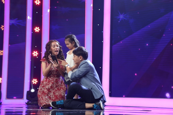 Thu Trang tiếp tục dùng con trai làm “chiêu” để dụ thí sinh. Không chịu thua, A Xìn cũng mang “bé Thỏ, bé La” – hai con gái của ca sĩ Cẩm Ly ra để thuyết phục thiên tài nhí này. 