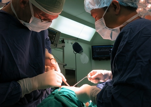 Ca mổ lần cuối cùng của GS Mc Kinnon với Tuấn đã kéo dài 4h nhằm nối thông hầu – họng và tạo hình sống mũi lại cho cân đối hơn. GS đã làm tất cả những gì có thể cho Tuấn.